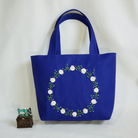 白いリースの手刺繍トートバッグ(群青色)