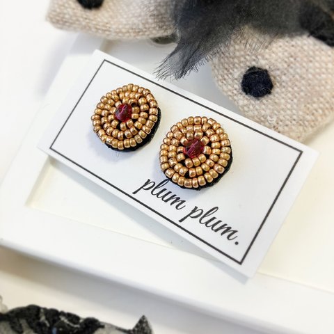 【セール】ゴールド×ベリー ビーズ刺繍ピアス ラウンド(黒)