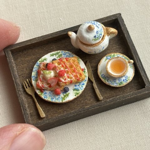 ネモフィラ柄の食器とベリーワッフルのセット