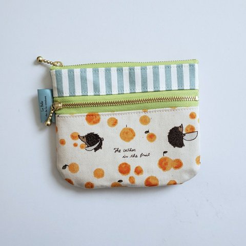 ダブルファスナーミニ財布・カード入れ　ハリネズミとフルーツ・オレンジ　（アップルグリーンファスナー14cm）　内ポケット付き　内側白地の花柄