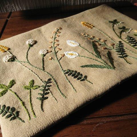 黄色の野の花刺繍、8号帆布の文庫本サイズブックカバー　淡黄