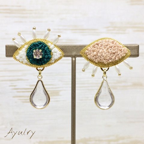 【送料無料】刺繍で作った目から涙の雫が落ちているようなアシンメトリーピアス＊ゴールド＊純チタンピアス・イヤリング