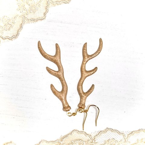 鹿の角モチーフの木彫りのネックレス(アガチスの木)