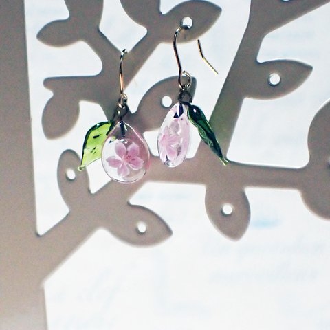 《桜の花のピアス　ピンク（その③）　ハンドメイド　ガラス製》