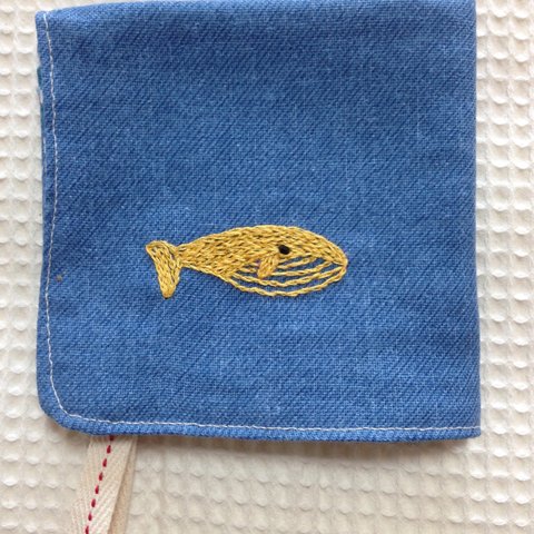 ダブルガーゼの刺繍ハンカチ☆くじら