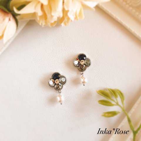 【送料無料】スワロフスキー✨Three-D Flowerピアス✨グルーデコ　シルバー　ブラック　フラワー　モノトーン　チタンピアス