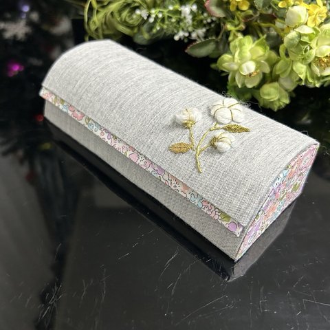 綿花の手刺繍のあるメガネケース　(libertyprint)