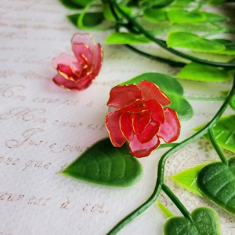 きらめく赤薔薇の耳飾り(イヤリング/ピアス)