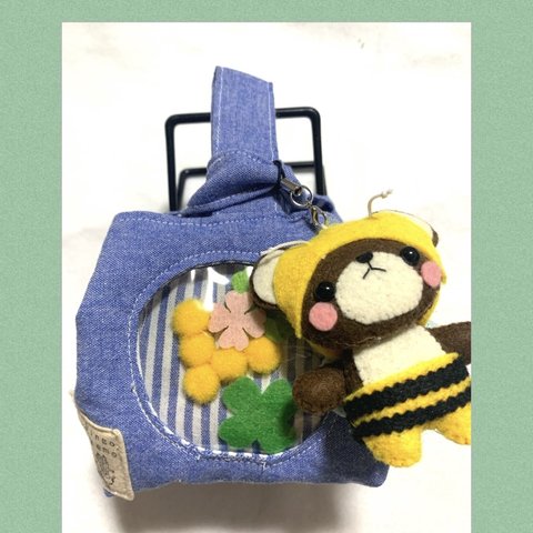 ハンドメイド  リンゴみたいなポーチ　ミツバチくまちゃん