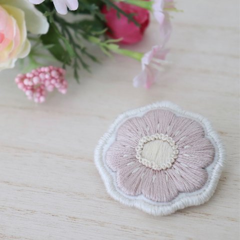 くすみピンクのアネモネの刺繍ブローチ