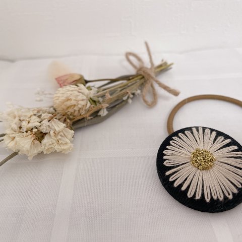 お花の刺繍くるみボタン🌸ヘアゴム