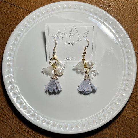 【シフォン】　くすみブルーのシフォンピアス