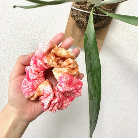 お着物から作ったシュシュ　ピンクと茜色の絞り生地