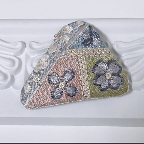 インド刺繍のパッチンピン①