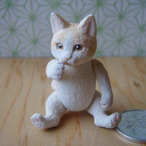 木彫り　茶白猫の人形