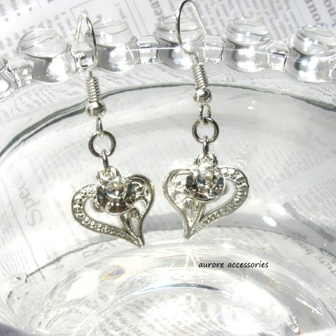 heart pierced earrings　ハート　シルバーカラー　シンプル　上品　エスニック風　エレガント　小ぶり　フォーマル　