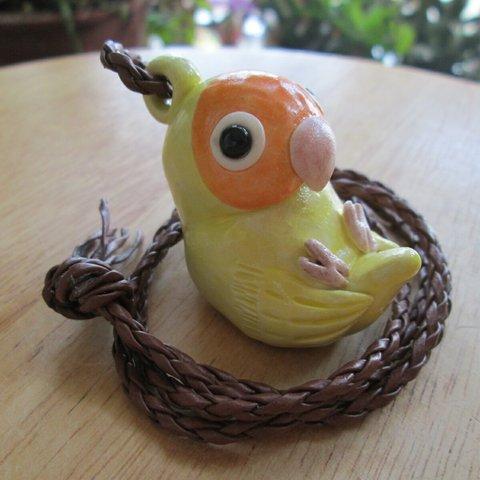 まるまる仰向けペンダント（コザクラインコ・チェリー）