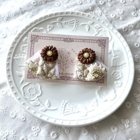 ミルクチョコレート色のお花と刺繍リボンのピアス