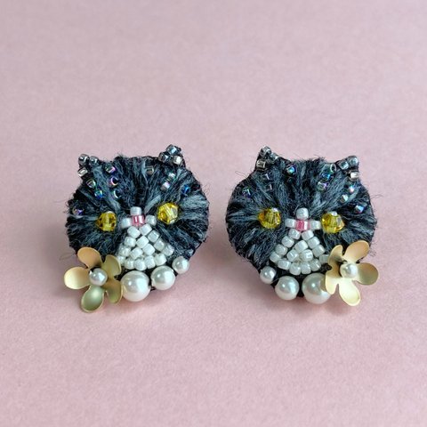 猫　もふ猫 (グレーブラック) ピアス　ビーズ刺繍