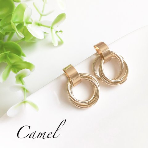 3連ゴールドリング小ぶりピアス／イヤリング　Camel