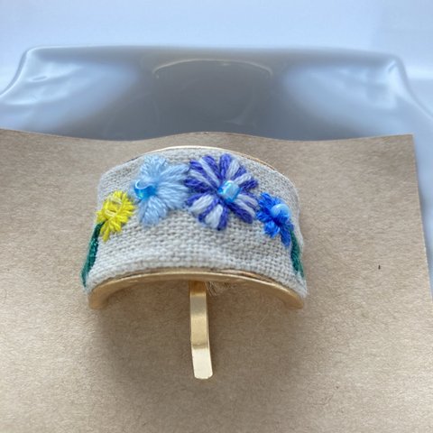 身に付けて楽しむ手刺繍小花のポニーフック/ブルー系