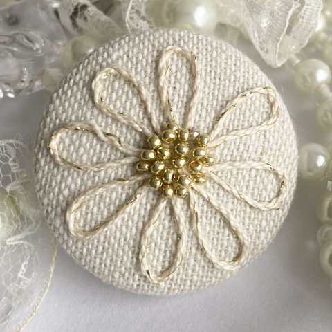 刺繍ヘアゴム or ブローチ くるみボタン お花 ビーズ