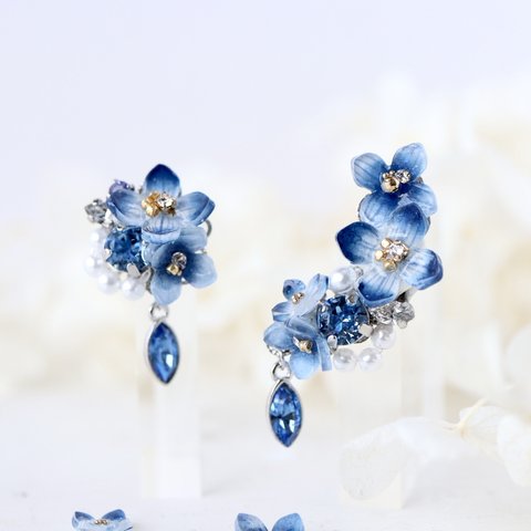 青い紫陽花ときらめくbijouのピアス／イヤリング（右耳）+イヤーカフ（左耳）花、ギフト