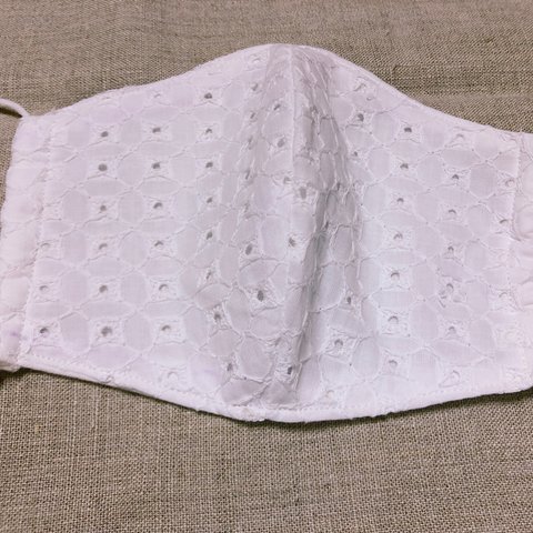 送料無料　刺繍入り　白　　大人用マスク