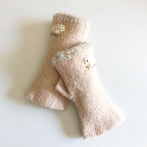 フェルティングゆびなしミトン　beige　おさんぽラムキン刺繍