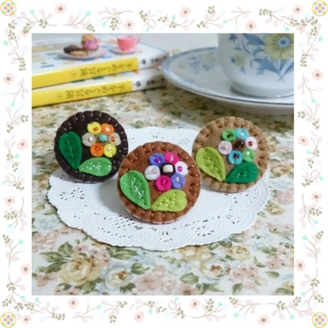 【バニラ】３種のクリームサンドクッキー＊ブローチ(フェルト・刺繍)