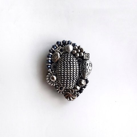 Antique Silver Beads Reunion 47  ビーズ刺繍ブローチ
