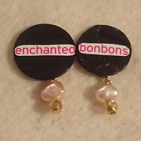 【魅惑のキャンディー・enchanted bonbons】シェルボタンとピンク淡水パールイヤリングorピアス