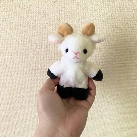 手のりヒツジのぬいぐるみ