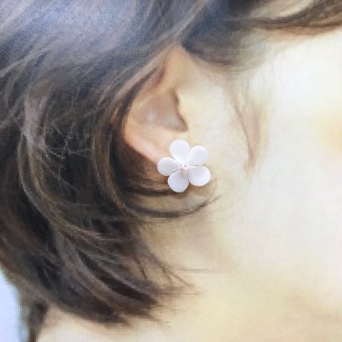 小花のピアス