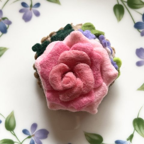 フェルト素材　薔薇のブローチ（ピンク）