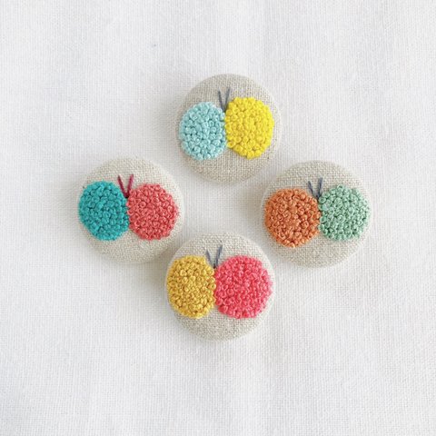 新作《まるいチョウの刺繍ブローチ》