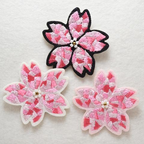 かわいい刺繍ワッペン　ステンドグラス桜　シール付き　アップリケ