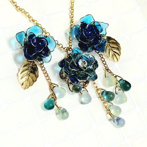 【セット】薔薇と露＊ブルーローズ＊ペンダントトップ&耳飾り＊ワイヤーフラワー＊レジン＊チェコドロップ＊ピアス＊イヤリング＊