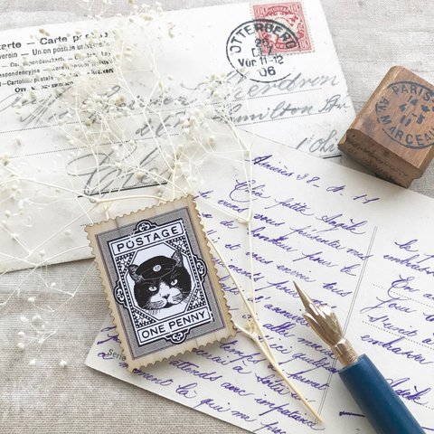 猫たちの郵便局　切手型ウッドブローチ：ハチ