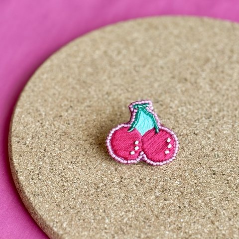 さくらんぼの刺繍ブローチ🍒