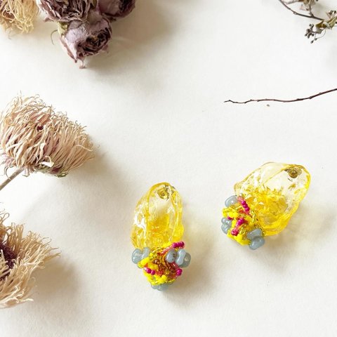 glassy  yellow 黄色　イエロー　ビーズ刺繍　レジンピアス　レジンイヤリング　金属アレルギー対応　