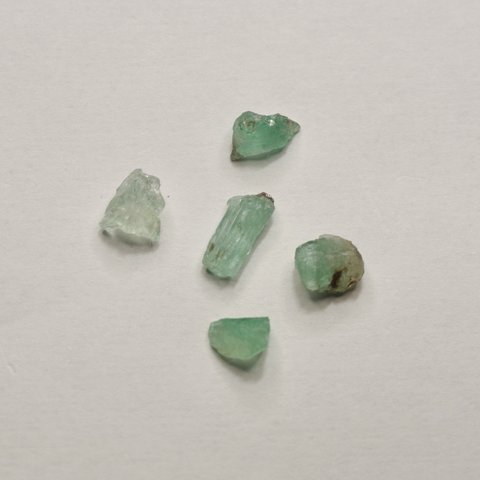 エメラルド 5個セット 原石 鉱物 天然石 一点物 (No.1073)