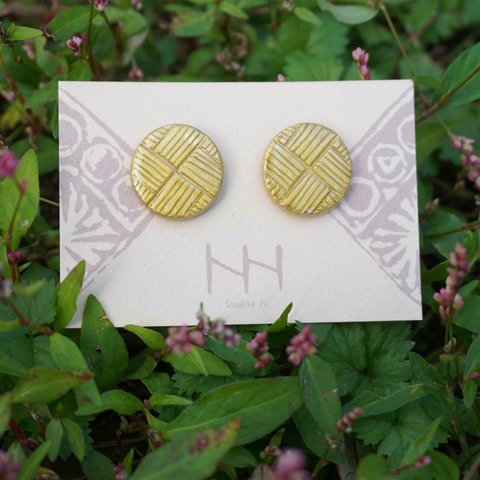 金の網かけスタッドピアス/Gold Checkerboard pattern Clay Round Stud Earrings