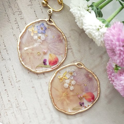 SALE〜アンティークフラワーのピアス・イヤリング〜　レジン　秋　ゴールド　メタル　フロックス　パープル　ラベンダー  薔薇　バラ　金木犀　わすれな草　アリッサム　紫　パープル　赤　ボルドー　ブルー