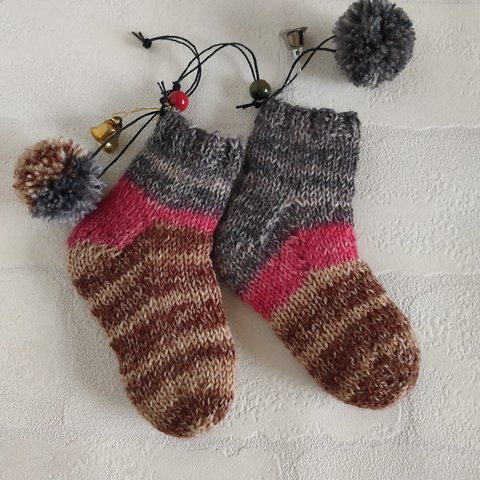 手編み靴下のオーナメント：段染め糸赤系