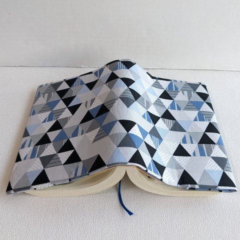 三角の幾何学模様のブックカバー(文庫本サイズ)ブルー