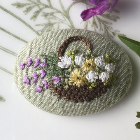 野の花のバスケット   刺繍ブローチ