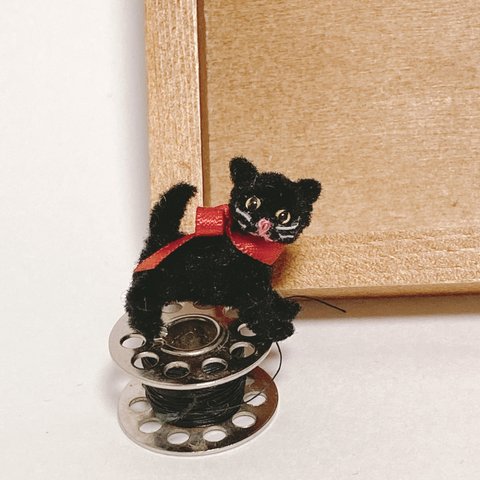 ミニチュア　黒猫　四つ足×レッド