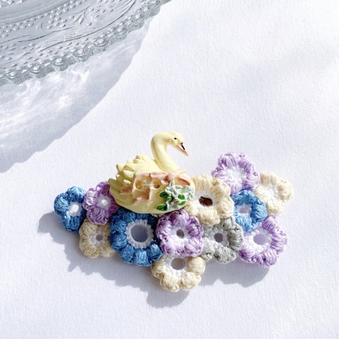 かぎ針編みブローチ「白鳥と春の花」