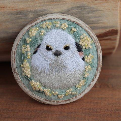 ミモザとシマエナガの刺繍ブローチ